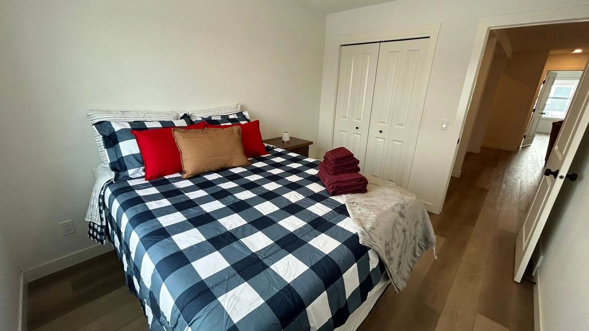 Апартаменты Seton Villas Cozy Four-Bed House Калгари Канада